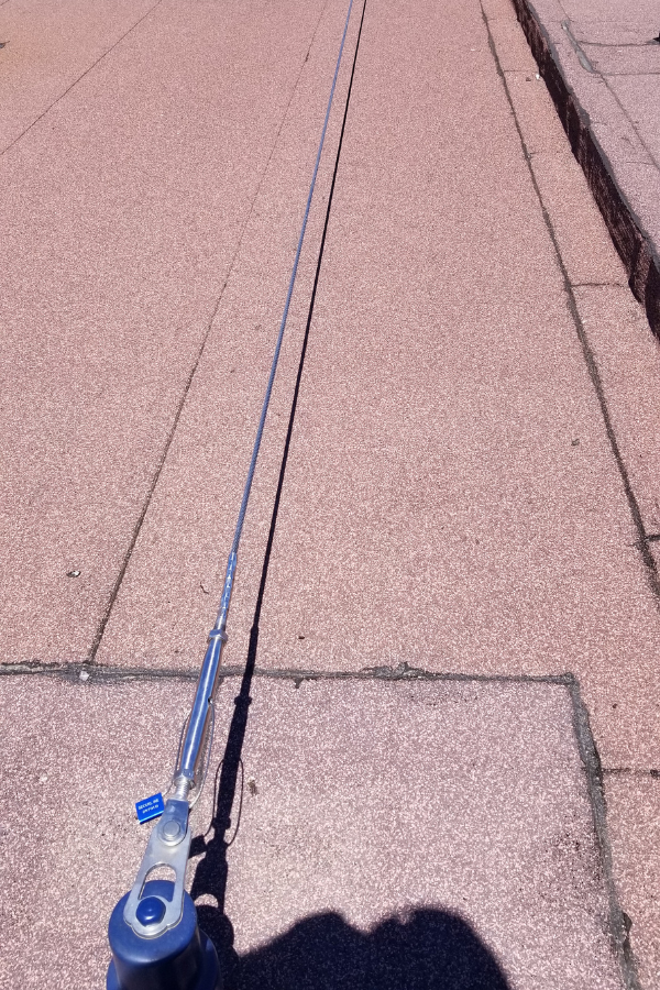 Installation d'une ligne de vie par nos cordistes pour scuriser les interventions sur le toit de la CAF de Bziers