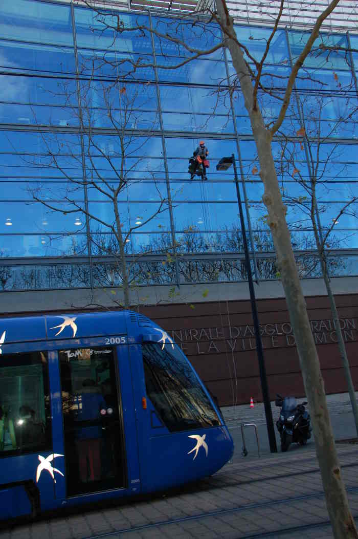 Nettoyage de vitres en hauteur  la Mdiathque de Montpellier