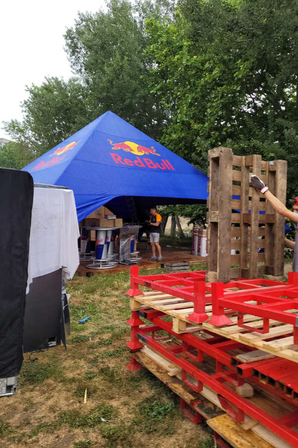 Montage d'une tente pour le stand Redbull au Festival international des Sports Extrmes (FISE)  Montpellier.