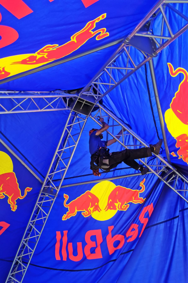 Montage d'une tente pour le stand Redbull au Festival international des Sports Extrmes (FISE)  Montpellier.