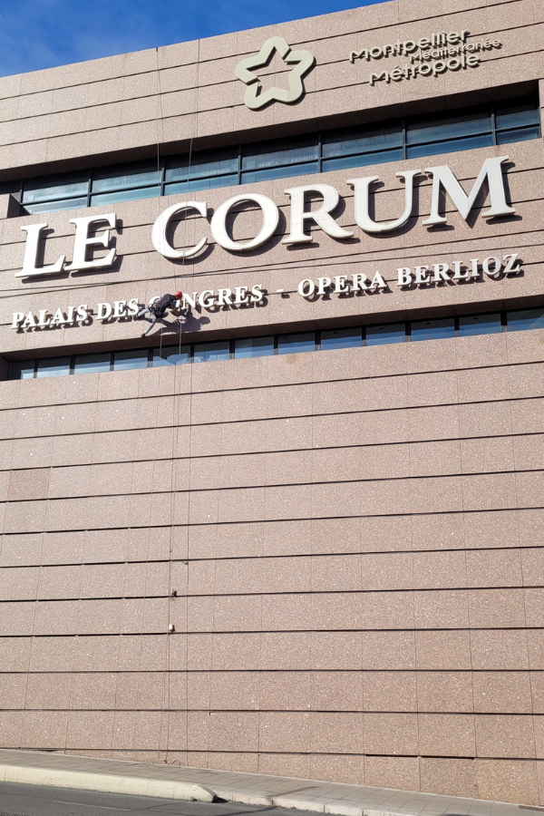 Nettoyage des vitres du Corum  Montpellier