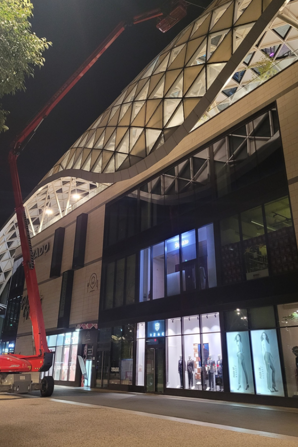 Durant la nuit notre quipe a profit de l'absence des visiteurs du centre commercial Prado pour nettoyer la magnifique canope. Elle est compose de 4 300 m de vitrages.