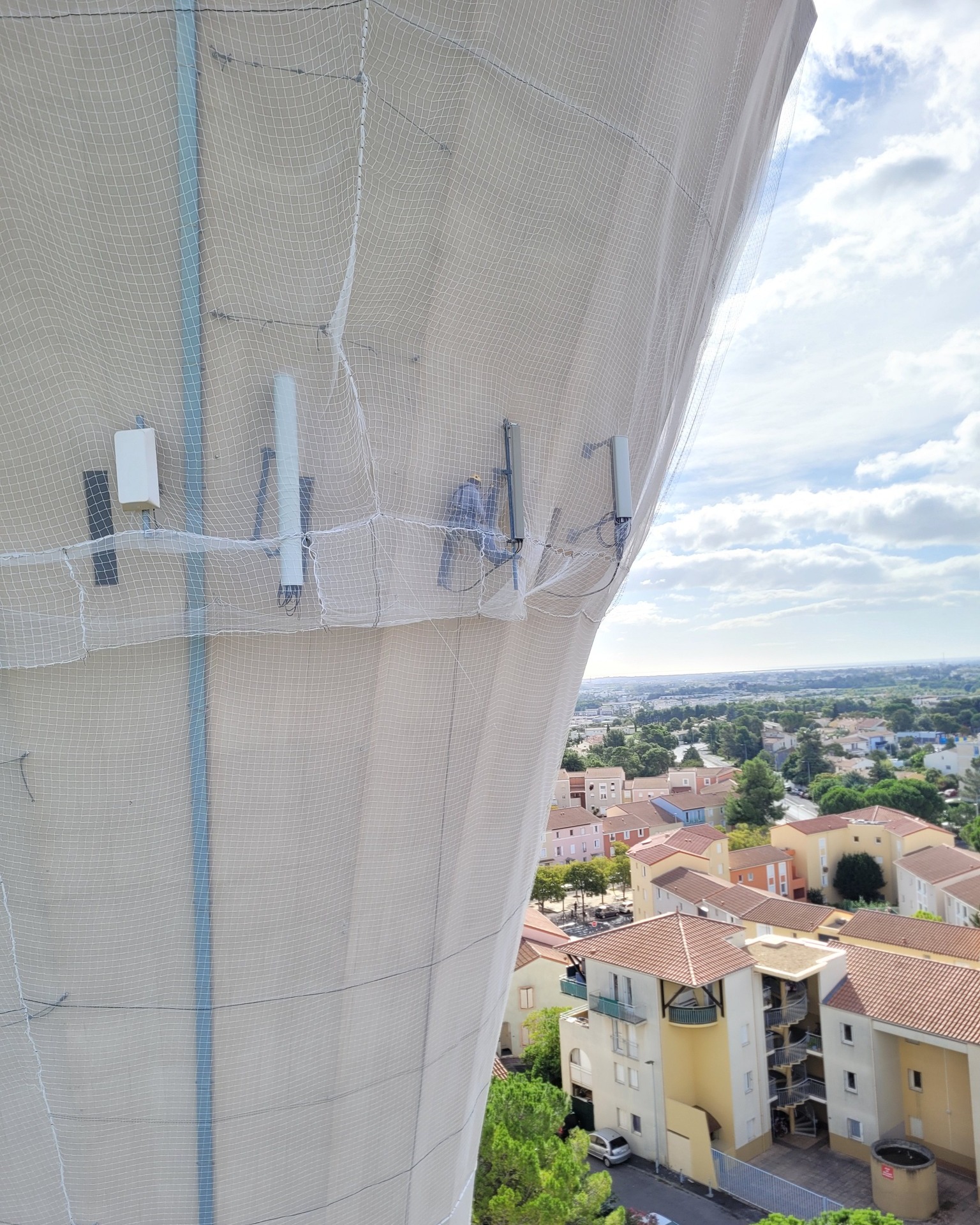 Installation en hauteur d'un filet de protection sur le château d'eau de la Mosson à Montpellier pour prévenir de la chute de pierres.