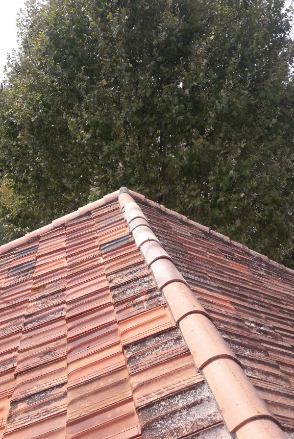 Travaux en accès difficiles pour remplacer les tuiles sur un toit