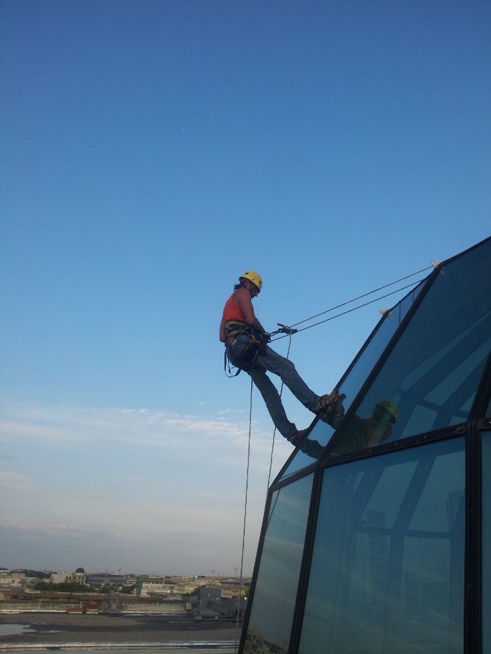 Remplacement d'un lustre au Polygone travaux en hauteur sur cordes