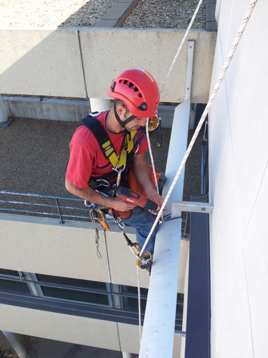 Travaux sur cordes en faade pour rparation de pare-soleils