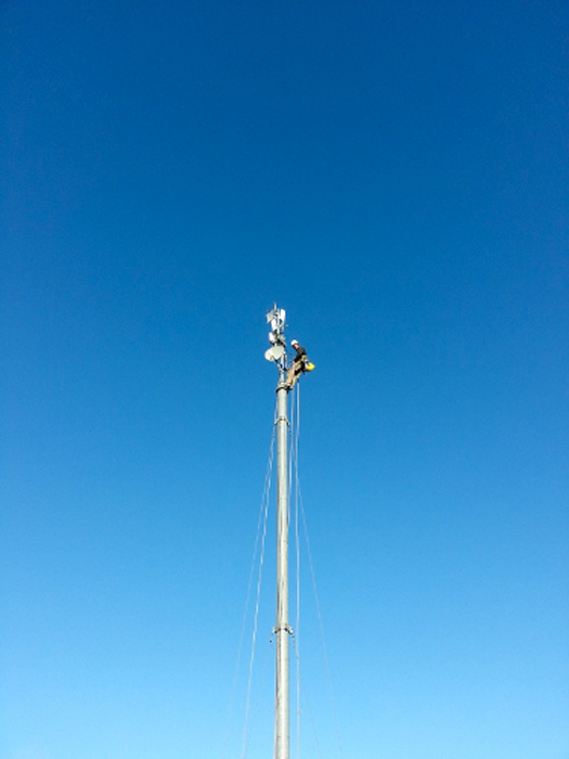 Dépose d'une antenne sur mât par notre cordiste.