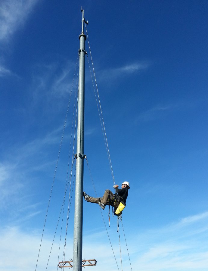 Cordiste d'Alpiroc entrain de dposer une antenne sur mt.