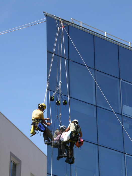 Pose vitrage avec ventouse en travaux acrobatique