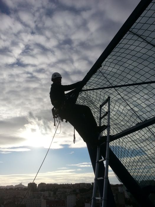Travaux en hauteur sur corde pour la pose d'un filet de protection antichute sur l'hôtel de département Marseille