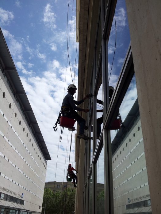 Nettoyage de vitres, travaux acrobatiques