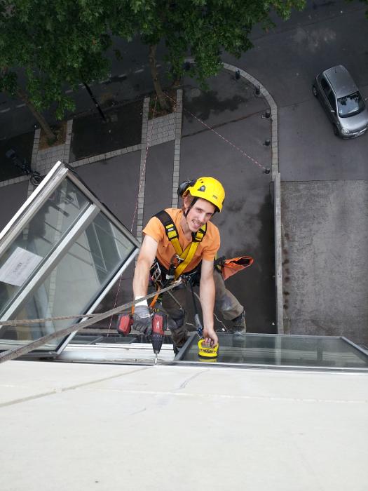 Maintenance sur la menuiserie aluminium effectue par des cordistes