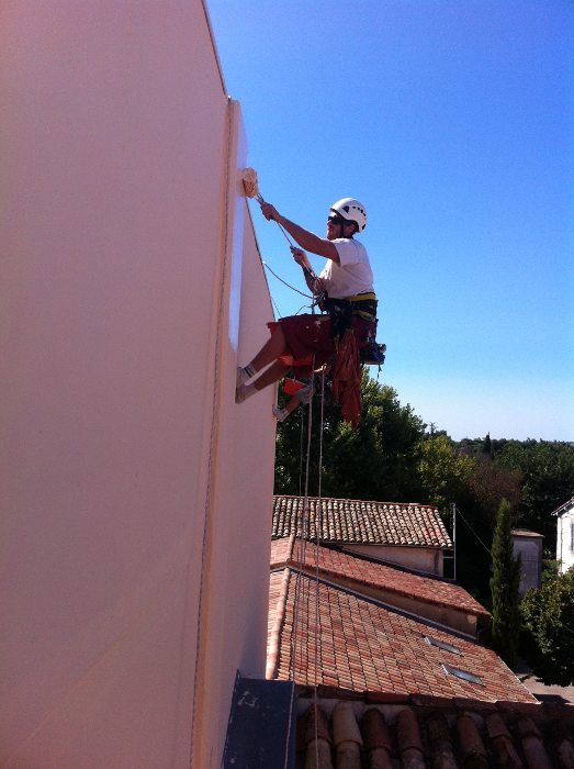 Mise en peinture de façade en hauteur sur cordes