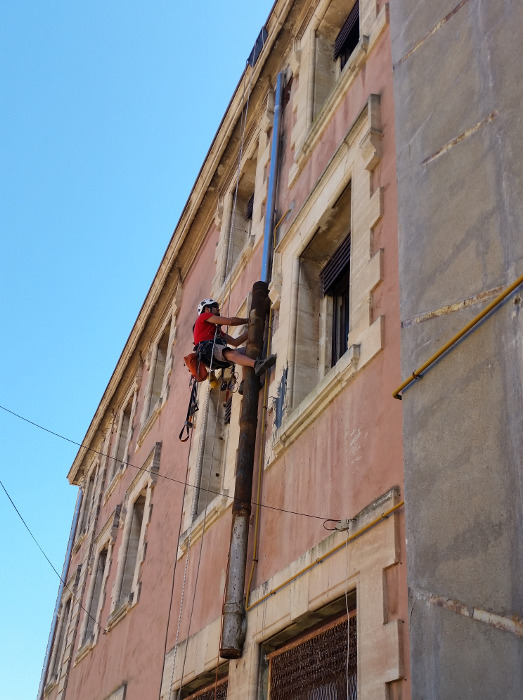 Remplacement des colonnes d'eaux uses en faade par techniciens cordistes 