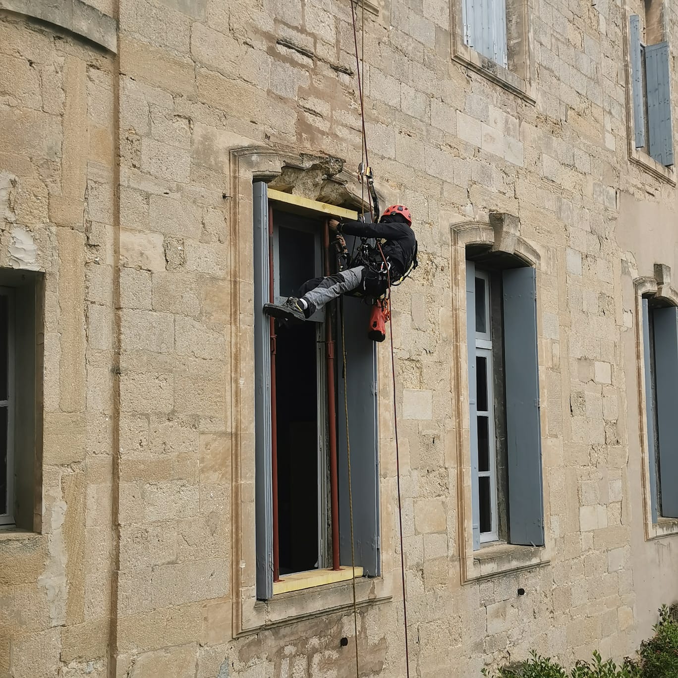 Travaux sur cordes pour l'taiement pour viter un affaissement aprs une chute de pierre et envoie des dimensions  un tailleur de pierres pour re fabriquer la pice manquante  l'identique. 