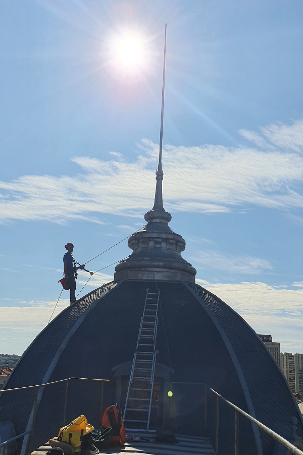Nous avons travaillé l'étanchéité d'une verrière Place de la Comédie à Montpellier. L’équipe est intervenue car les précédentes intempéries ont causé des fuites sur le toit du bâtiment.