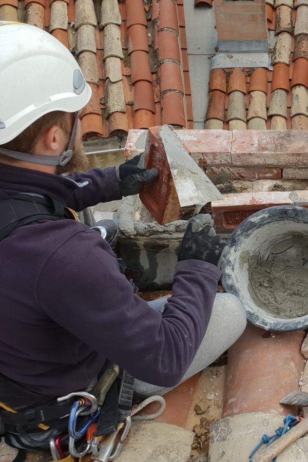 Démontage cheminée et réparation de toiture par techniciens cordistes