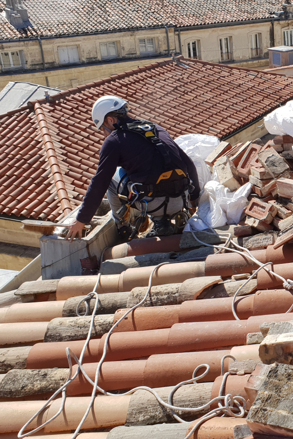 Démontage cheminée et réparation de toiture en accès difficile