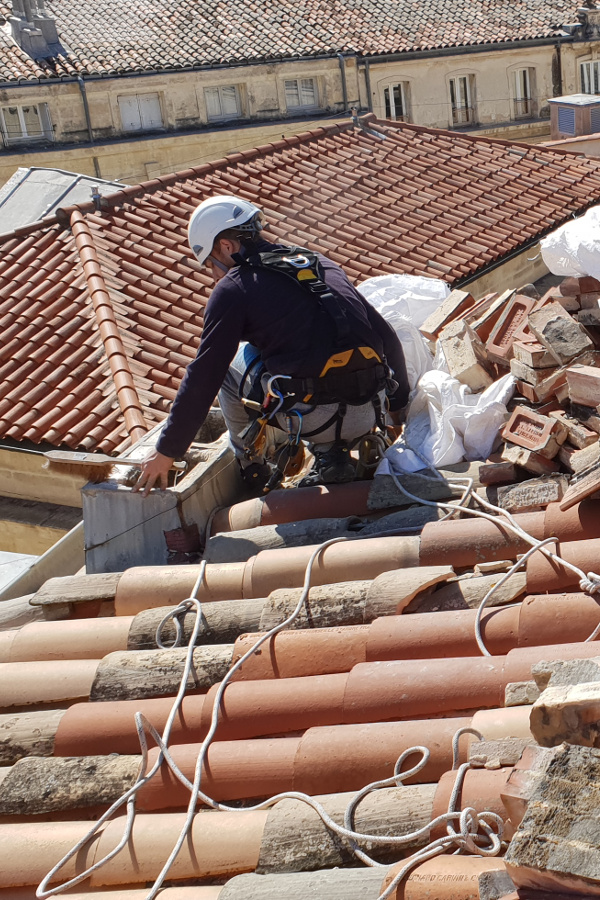 Dmontage chemine et rparation de toiture en accs difficile