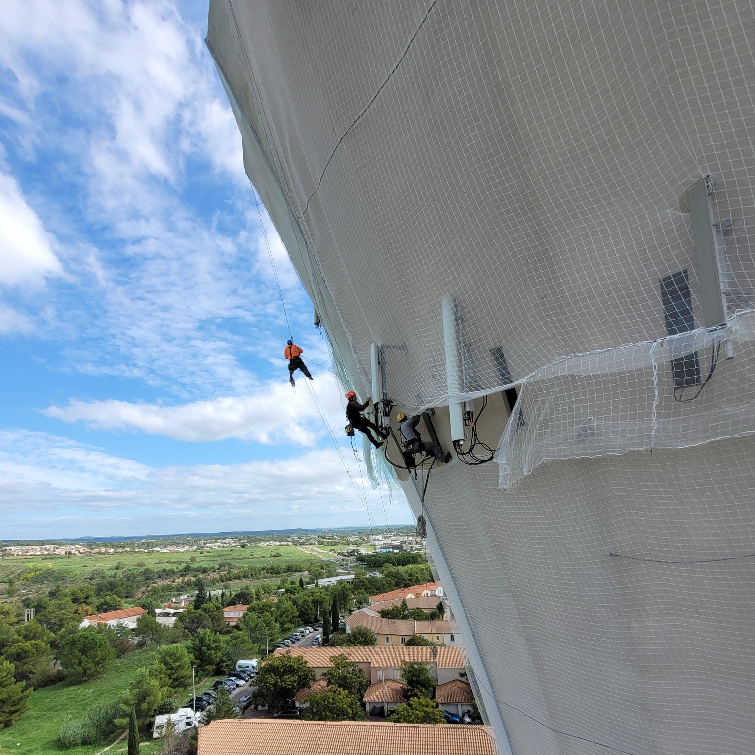 Installation sur cordes d'un filet de protection sur le chteau d'eau de la Mosson  Montpellier pour prvenir de la chute de pierres. 