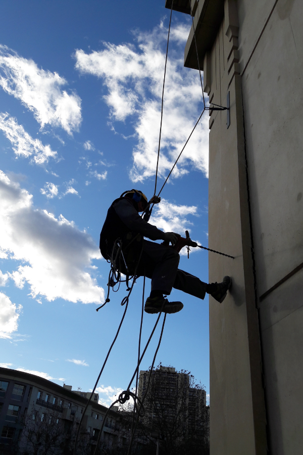 Alpiroc entreprise de travaux en hauteur  installer des pierres de parement pour les murs extrieurs du btiment.