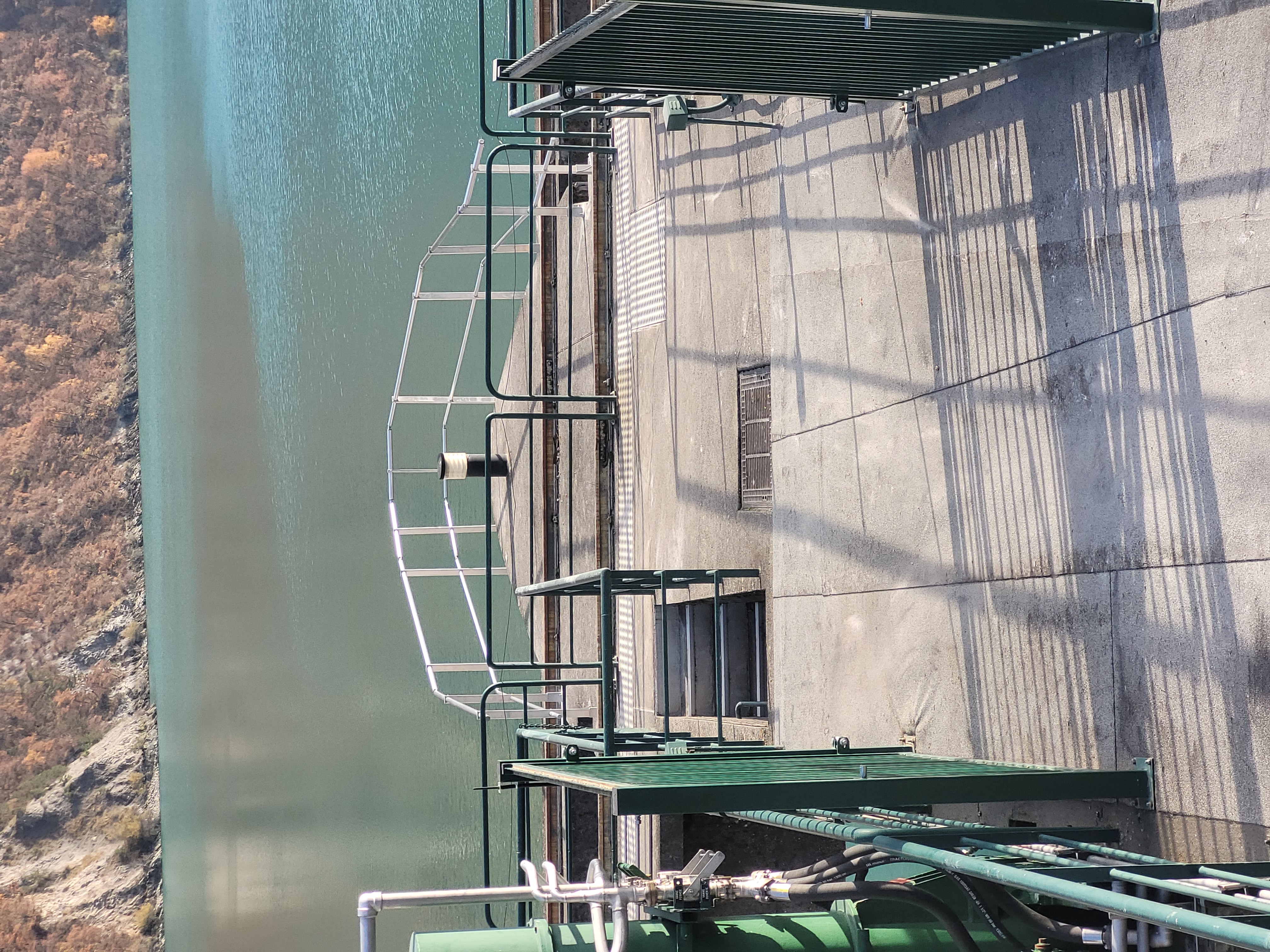 Installation de gardes-corps au barrage EDF de Notre-Dame-de-Commiers