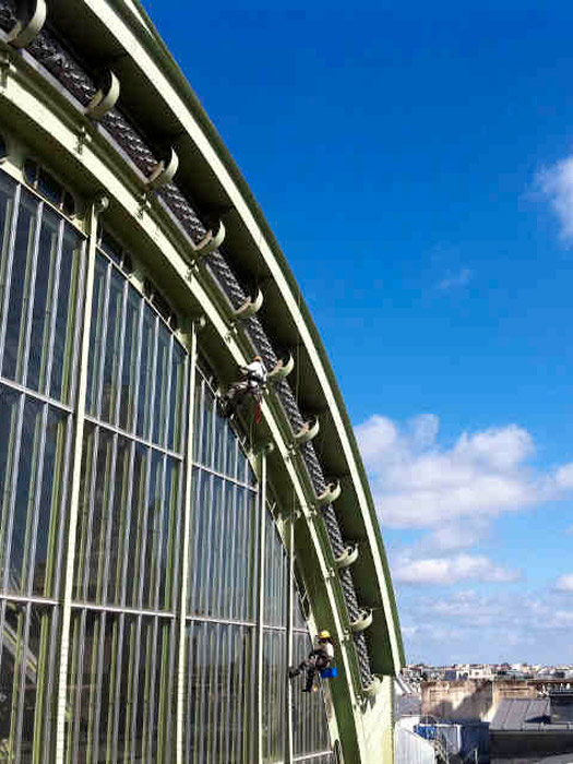 Nettoyage de vitres en hauteur de la verrire du Grand Palais  