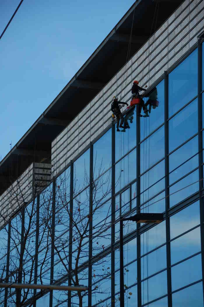 Nettoyage de vitres en accs difficile  la Mdiathque de Montpellier