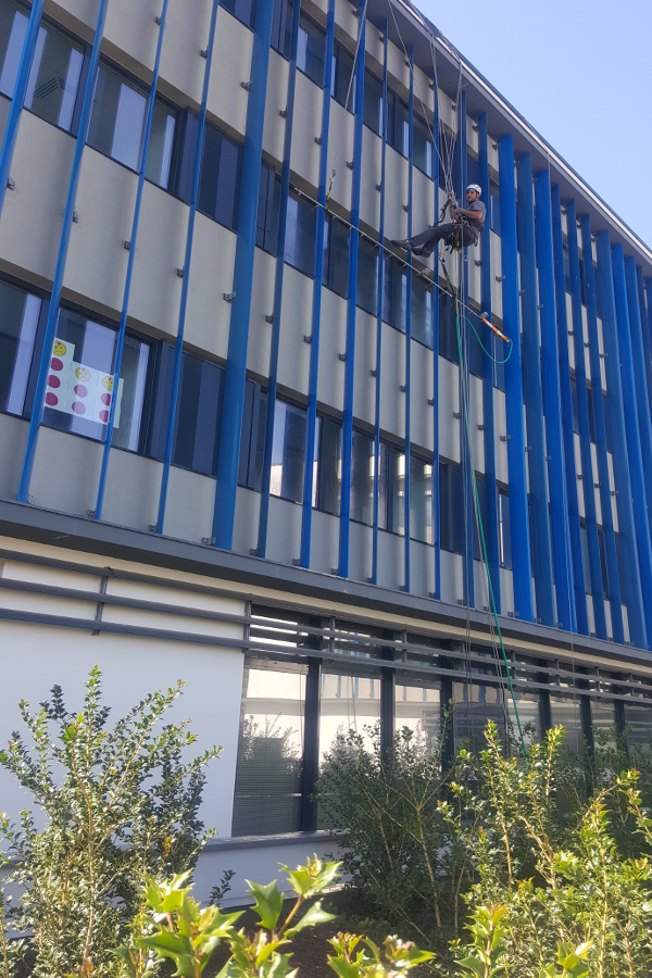 Mise en eau pour recherche de fuite par techniciens cordistes