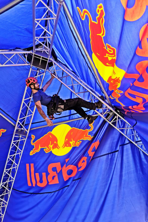 Montage d'une tente pour le stand Redbull au Festival international des Sports Extrmes (FISE)  Montpellier.