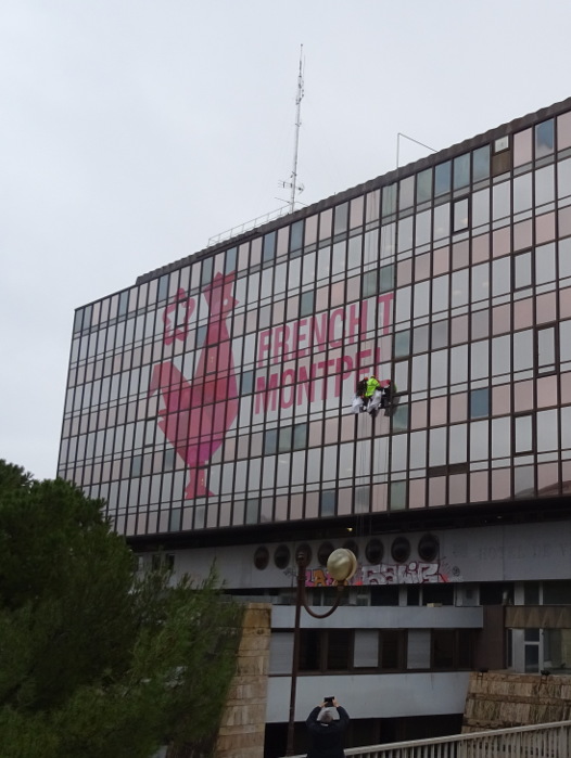 Pose d'adhsifs publicitaires sur vitres en technique alpine