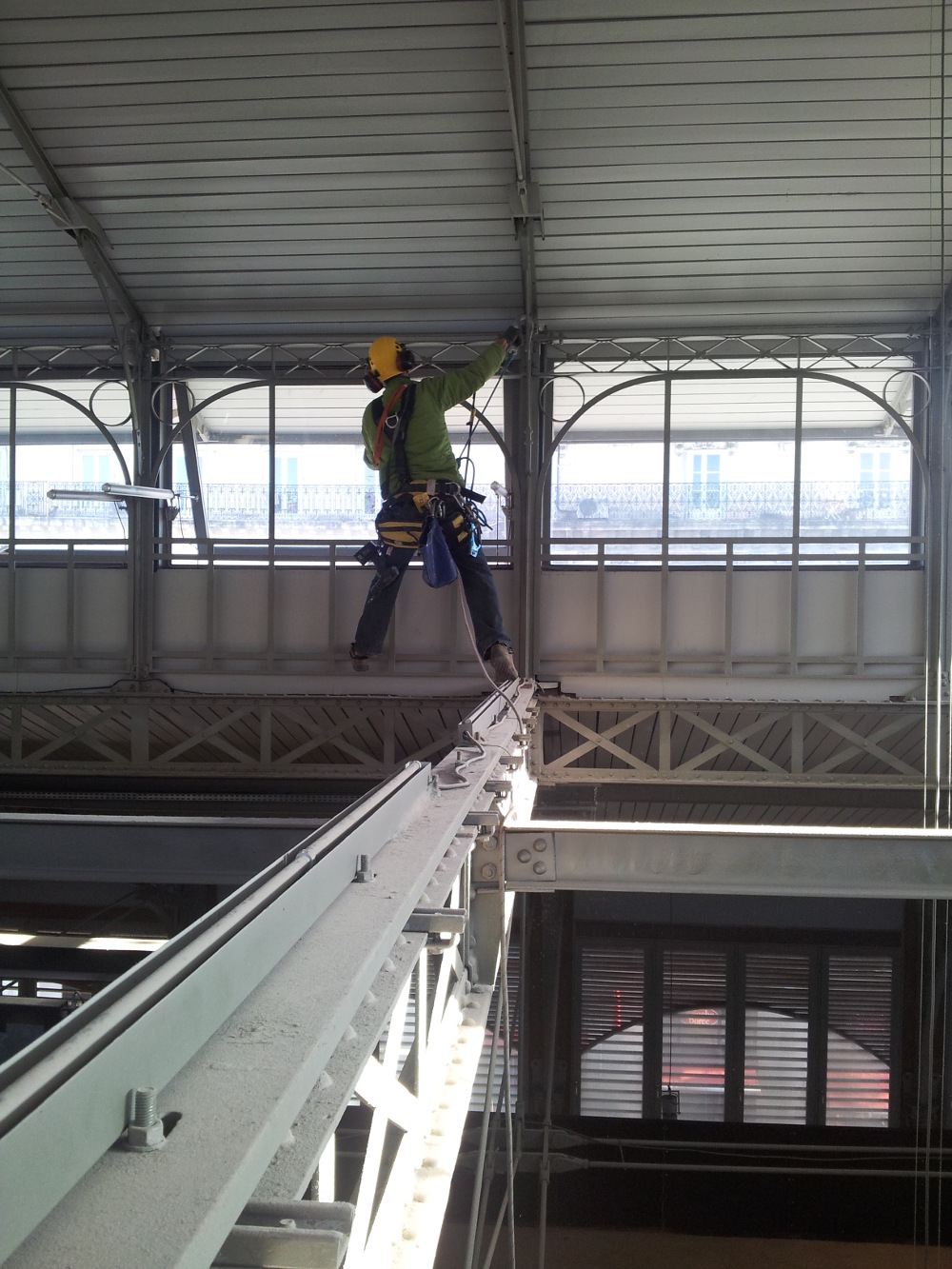 Remise en tat de vitres en hauteur sur cordes.