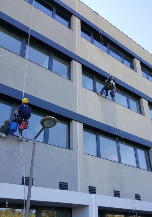 Nettoyage de vitres en hauteur sur cordes