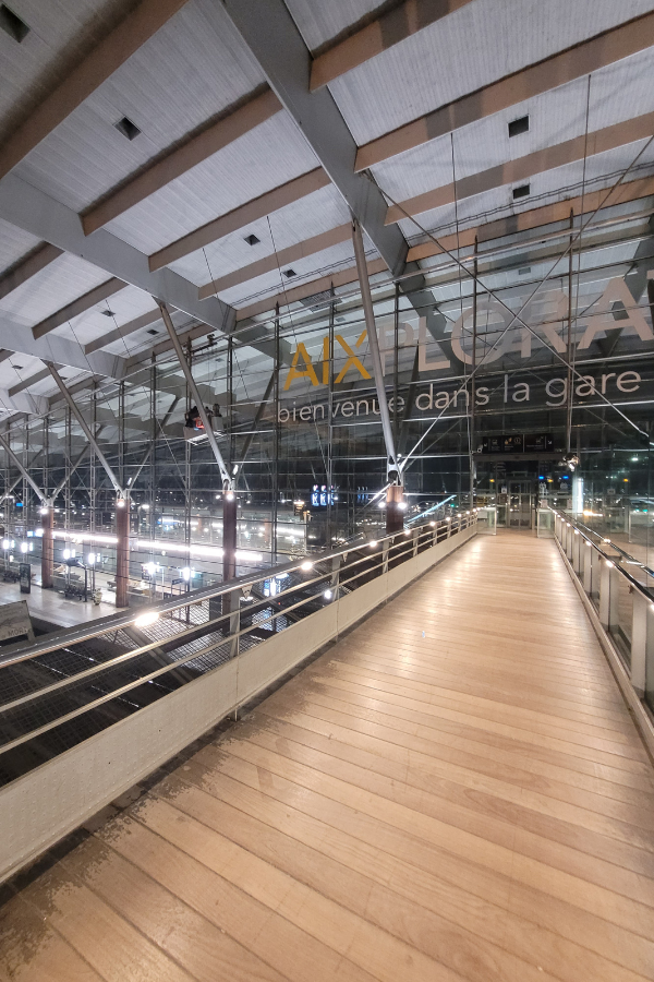 Durant la nuit, nous avons nettoy l'ensemble des vitres de l'immense gare d'Aix 