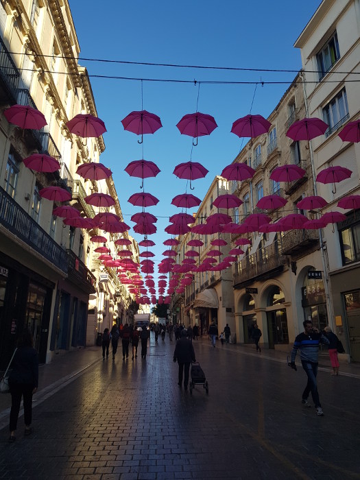 Pose de parapluies pour l'évènement OCTOBRE ROSE à Montpellier
