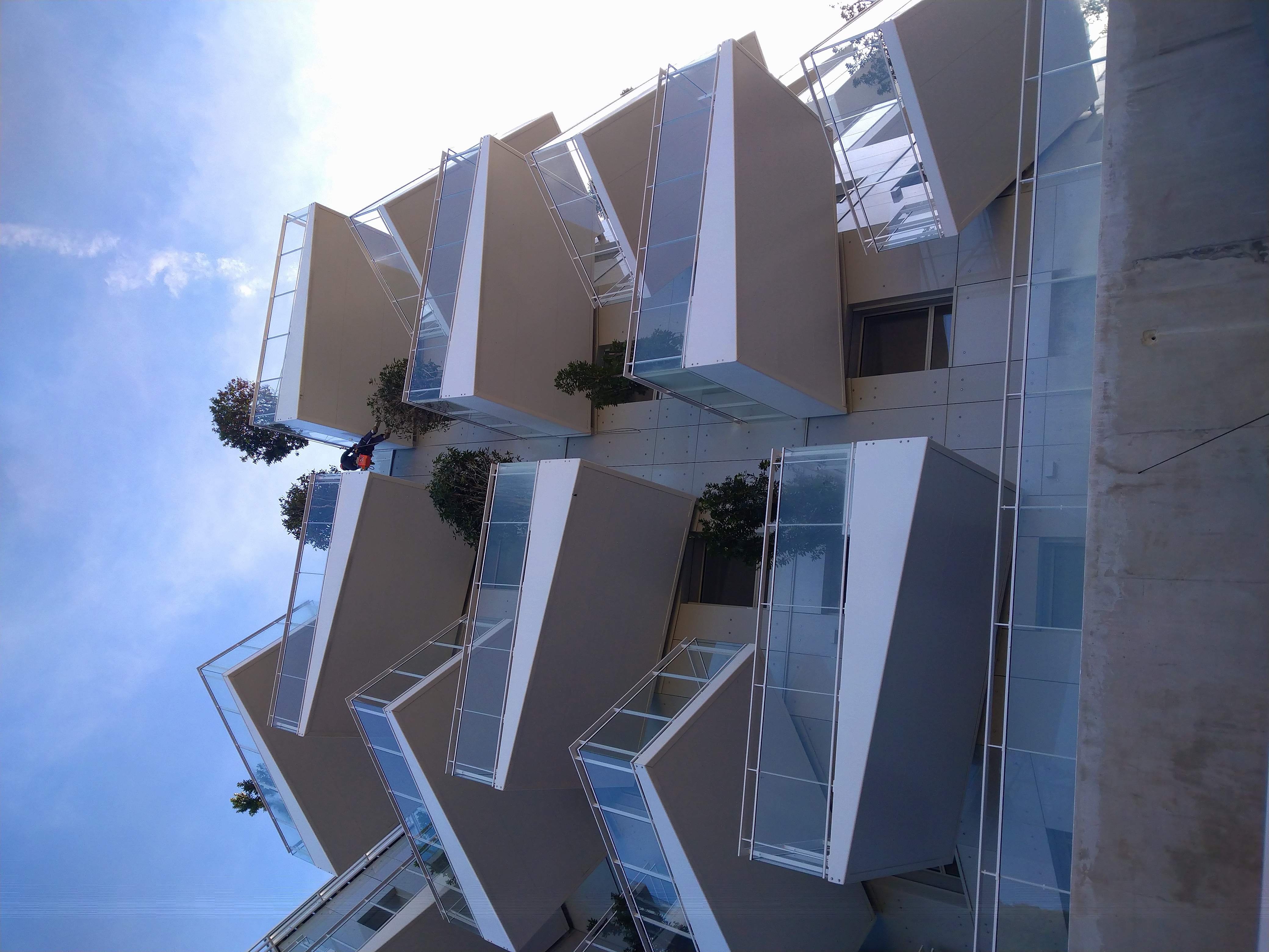 Projection de peinture sur les balcons en acier de cet immeuble. Nos cordistes du btiment adaptent leur technique de peinture aux diffrents matriaux.