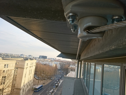 Pose d'une ligne de vie overhead par nos cordistes  Montpellier