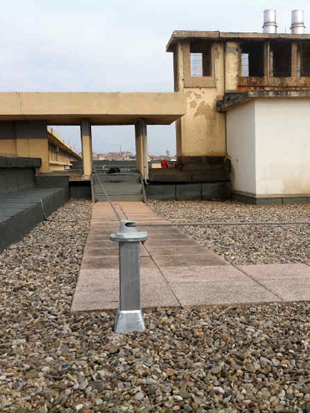 Pose d'un dispositif de sécurité-Ligne de vie-de 250 mètres, sur les toits terrasse de La Poste Rondelet