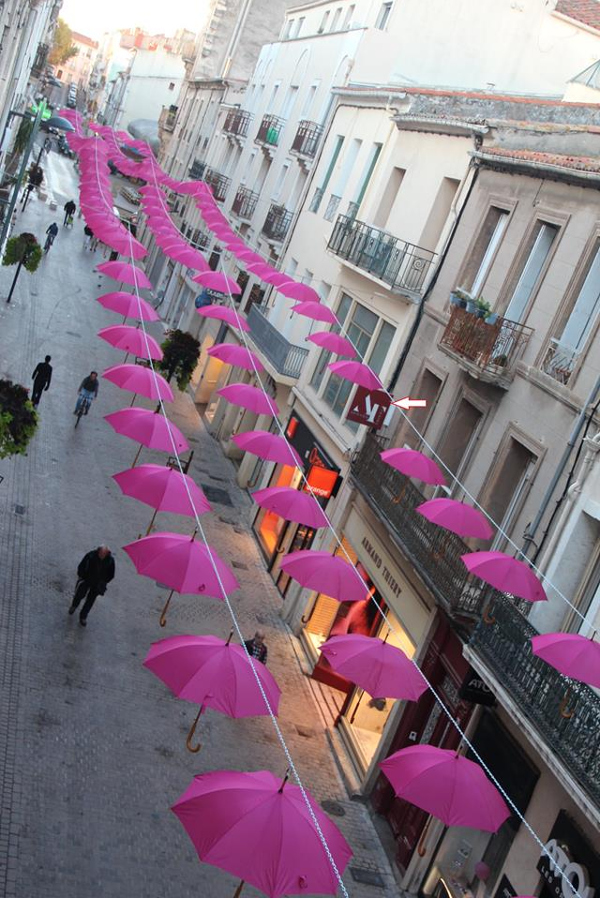 Pose de parapluies pour l'évènement OCTOBRE ROSE à Sète