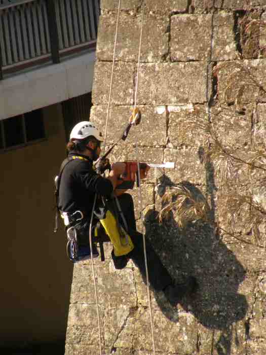 Intervention sur cordes pour pose de fissuromtres