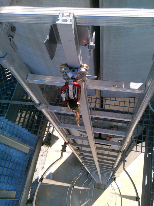 Pose de rail anti-chute sur chelle