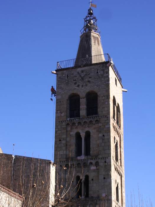 Travaux sur cordes en hauteur pour la rfection de l'glise de Grabels