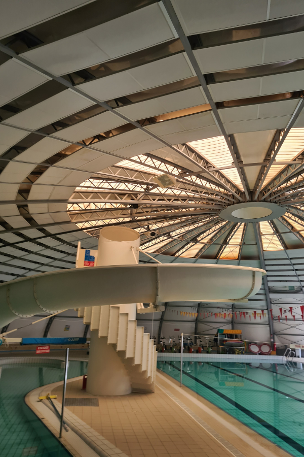 Travaux en hauteur pour remplacer les luminaires dfectueux de la piscine de Mauguio