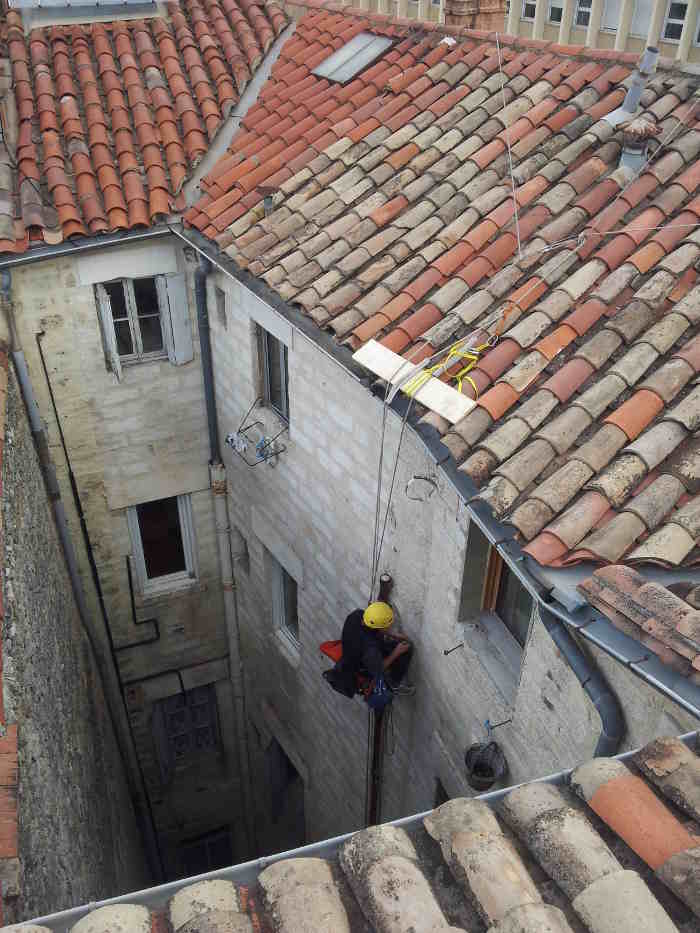 Changement d'une gaine de VMC en hauteur sur cordes   