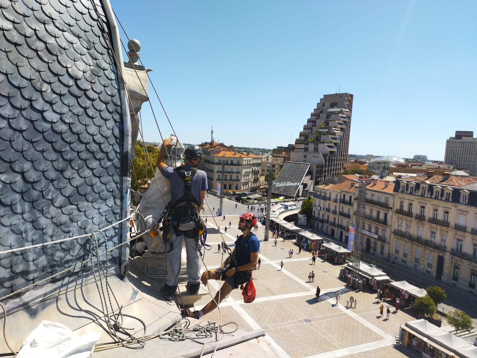 Travaux difficiles d'accs pour la scurisation de l'difice au dessus du cinma Gaumont sur la Place de la Comdie pour prvenir la chute de grosses pierres