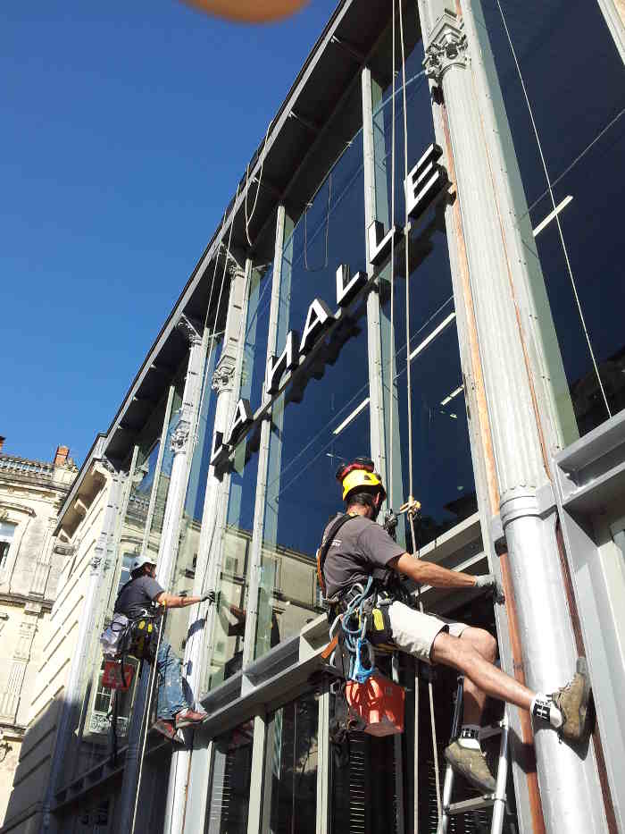 Mise en peinture de la strucutre mtallique des halles Castellane sur corde btiment des halles en technique alpine