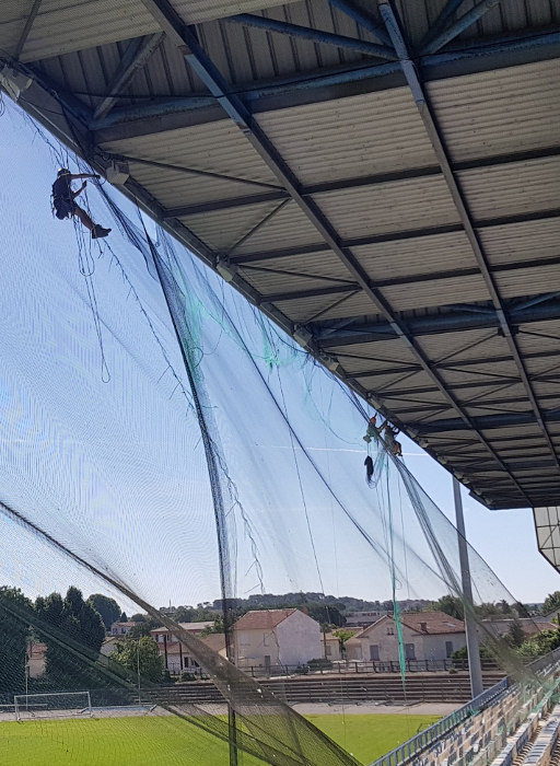 Pose de filets anti-volatiles en hauteur sur cordes