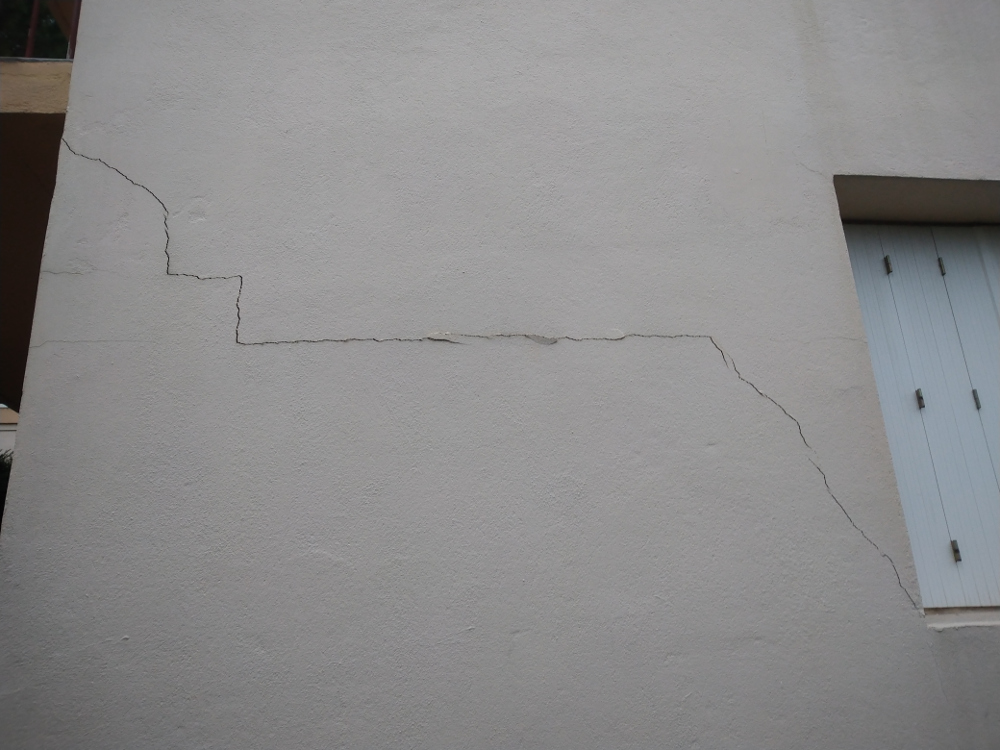 Avant traitement d'un fissure en façade en hauteur sur cordes