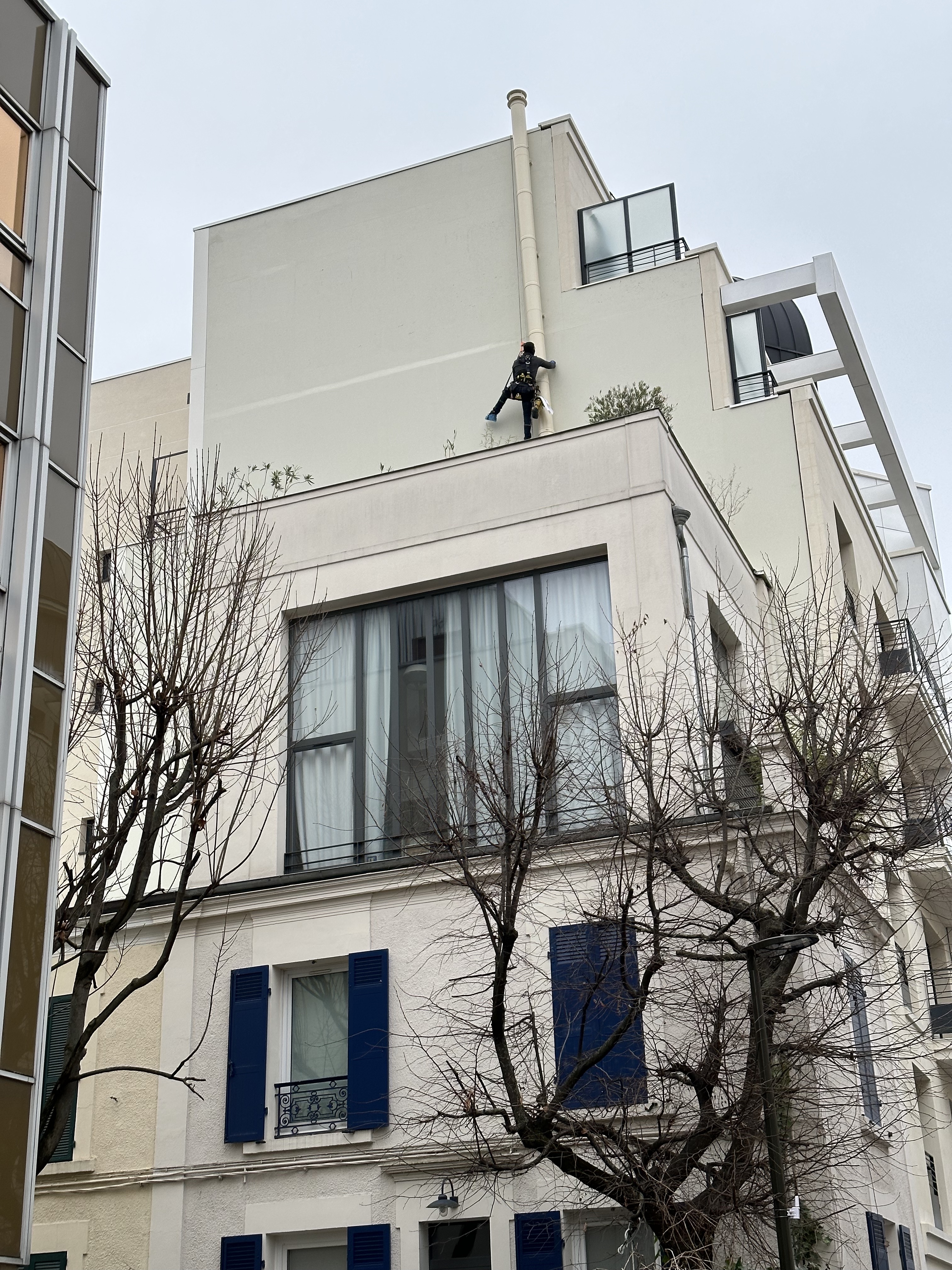 Travaux de finitions en hauteurs sur un immeuble à Paris