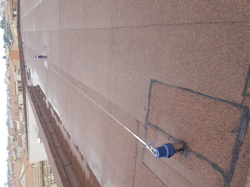 Installation d'une ligne de vie par nos cordistes pour sécuriser les interventions sur le toit de la CAF de Béziers